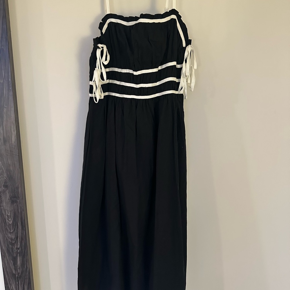 Elegant Black and White Strapless Dress